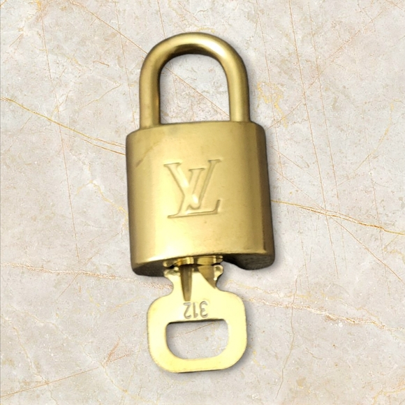 Louis Vuitton Lock and Key #312 Add a touch of luxury to your collection - Picture 2 of 4